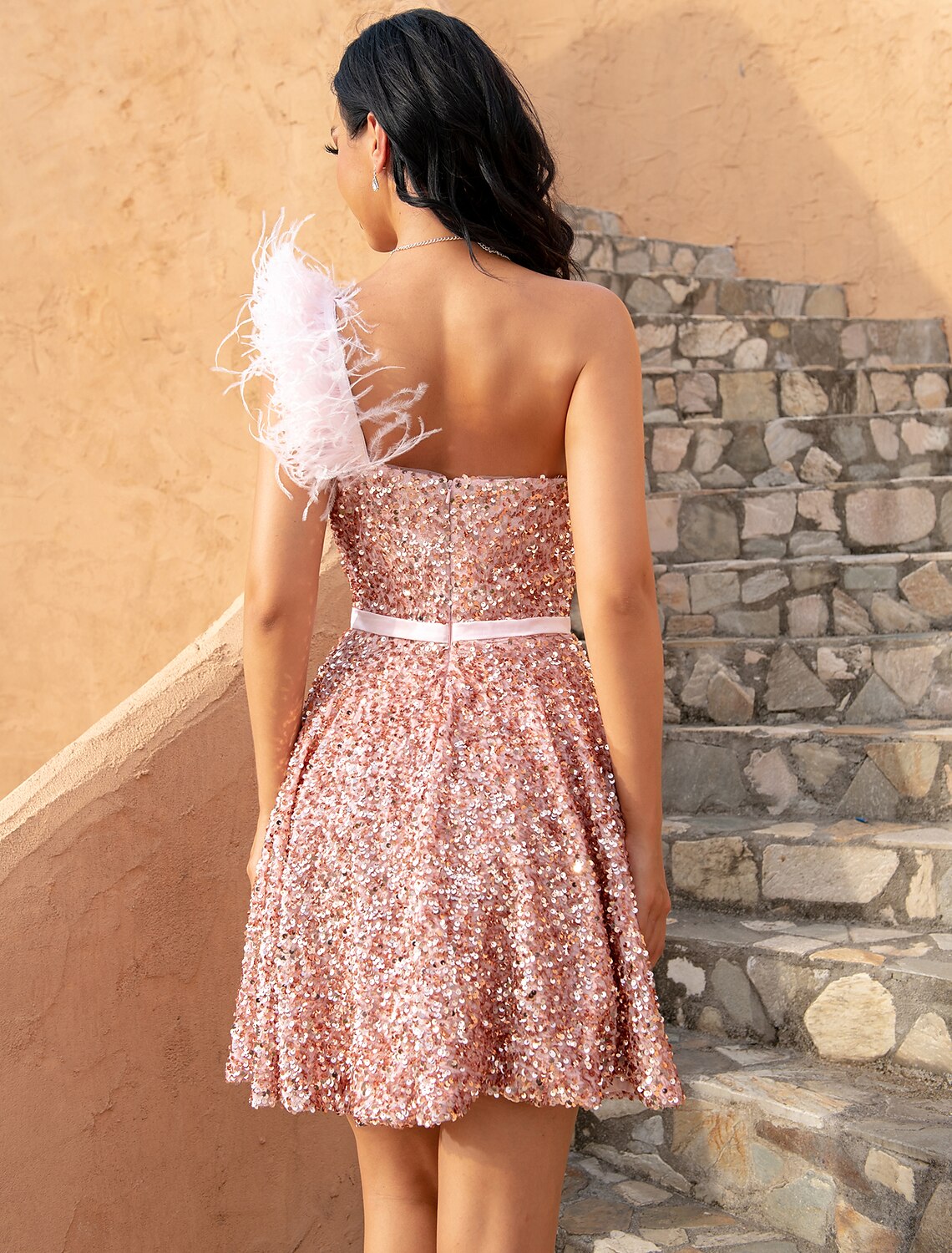 Etuikleid/Säulenkleid, Heimkehrkleider, Glitzerkleid, Cocktailparty, Geburtstag, kurz/mini, ärmellos, One-Shoulder-Kleid, rosa Paillettenkleid mit Federpailletten