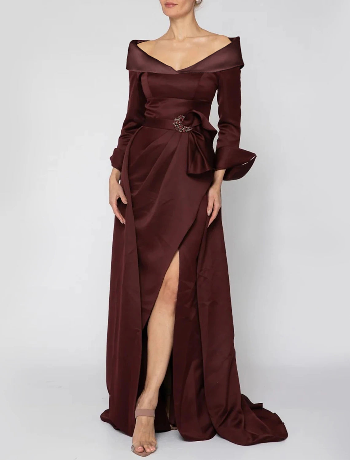 A-Linien-Kleid für die Mutter der Braut, formelle Hochzeitsgastparty, elegant, schulterfrei, Sweep/Pinselschleppe, Satin, lange Ärmel mit Schlitz vorne, Kristallbrosche, Rüschen