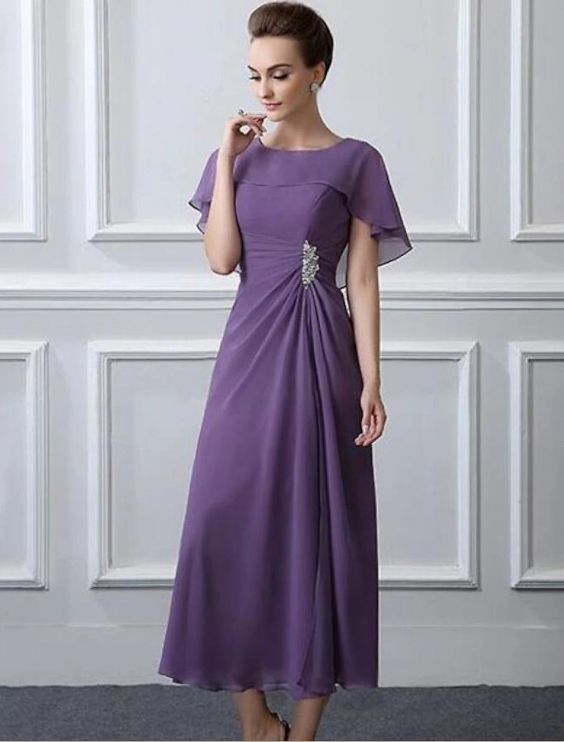 A-Linien-Kleid für die Brautmutter, Übergröße, U-Boot-Ausschnitt, knielang, Chiffon, kurze Ärmel, mit Rüschen, Kristallbrosche, Rüschen