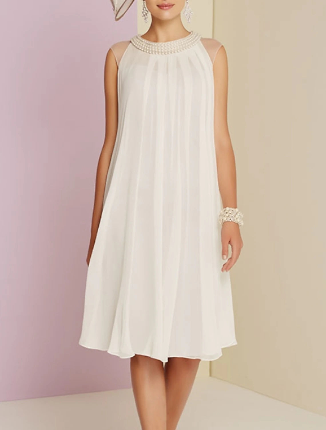 Etuikleid/Säulenkleid für die Brautmutter, Hochzeitsgast, elegant, Rundhalsausschnitt, knielang, Chiffon, ärmellos, mit Falten, Perlenstickerei