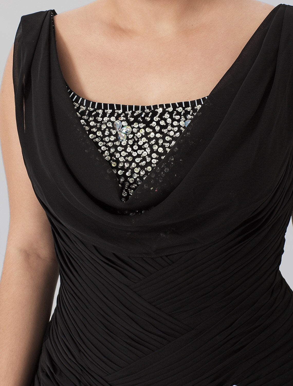 Vestido de madre de la novia con corte tubo/columna, clásico y atemporal, elegante y lujoso, talla grande, cuello vuelto, largo hasta el suelo, gasa, sin mangas, con cuentas entrecruzadas.