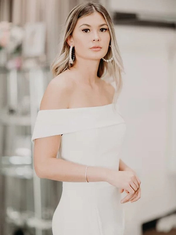 Vestidos de novia de corte tubo/columna, de crepé elástico, sin mangas, con hombros descubiertos y cola larga