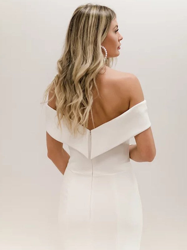 Vestidos de novia de corte tubo/columna, de crepé elástico, sin mangas, con hombros descubiertos y cola larga
