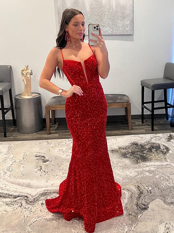Vestidos de corte tubo/columna con tirantes finos, sin mangas y con cola larga