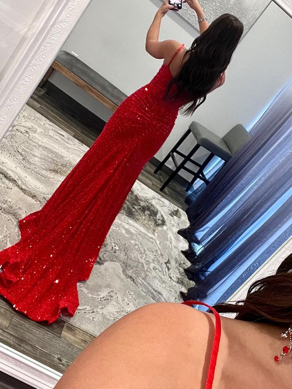 Vestidos de corte tubo/columna con tirantes finos, sin mangas y con cola larga