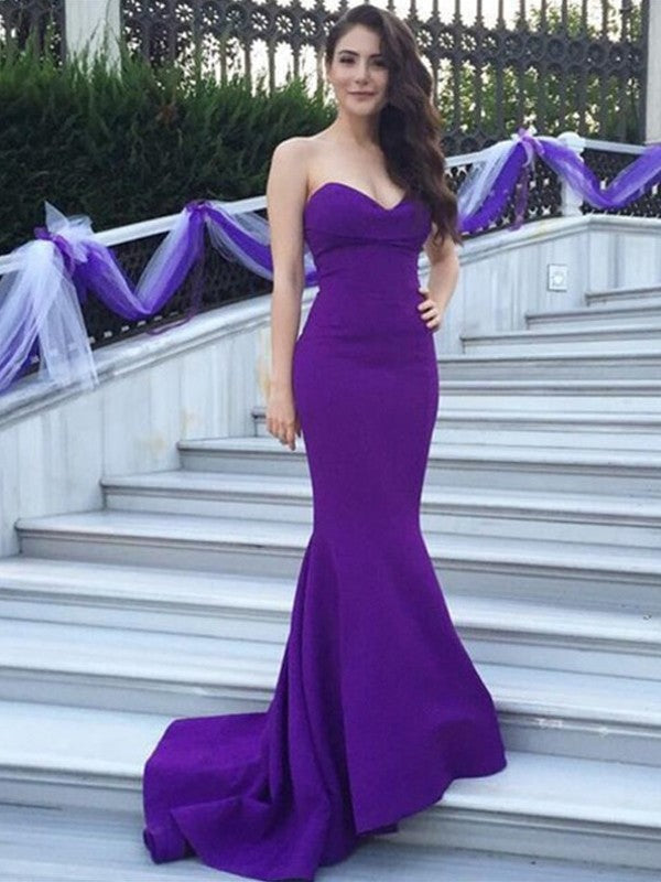 Vestido de dama de honor de corte sirena, de crepé elástico, sin mangas, con escote corazón y cola larga con abalorios