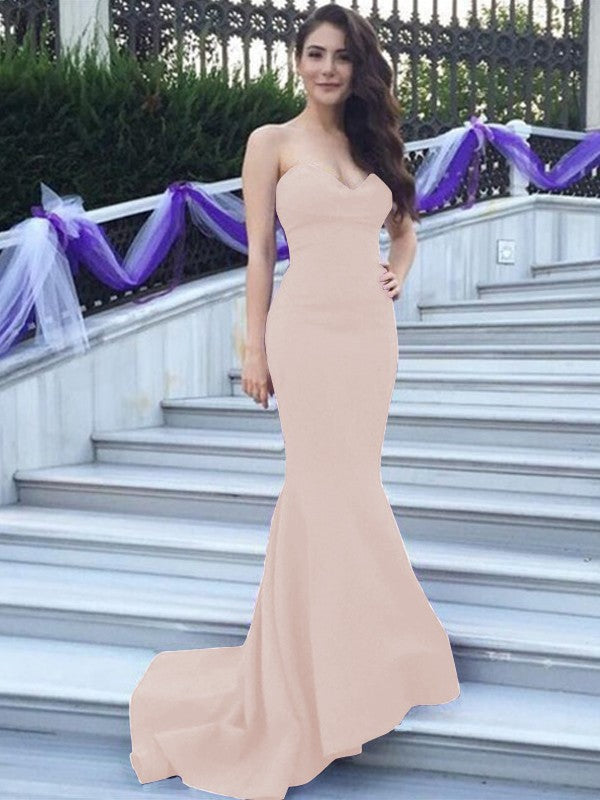 Vestido de dama de honor de corte sirena, de crepé elástico, sin mangas, con escote corazón y cola larga con abalorios