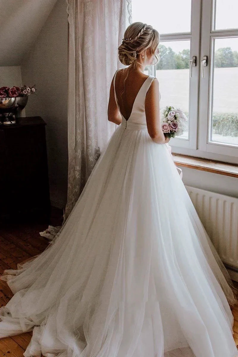 A-Linien-Ballkleid mit tiefem V-Ausschnitt am Rücken, Schleife und Tüll
