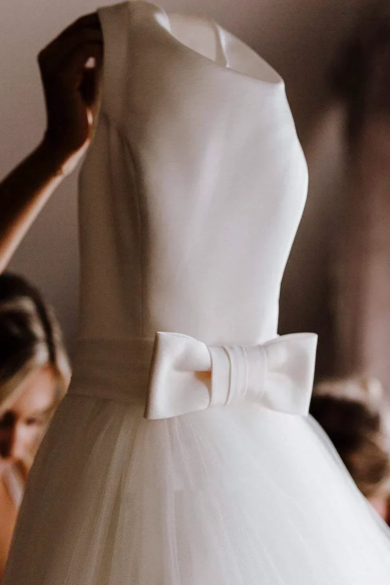 A-Linien-Ballkleid mit tiefem V-Ausschnitt am Rücken, Schleife und Tüll
