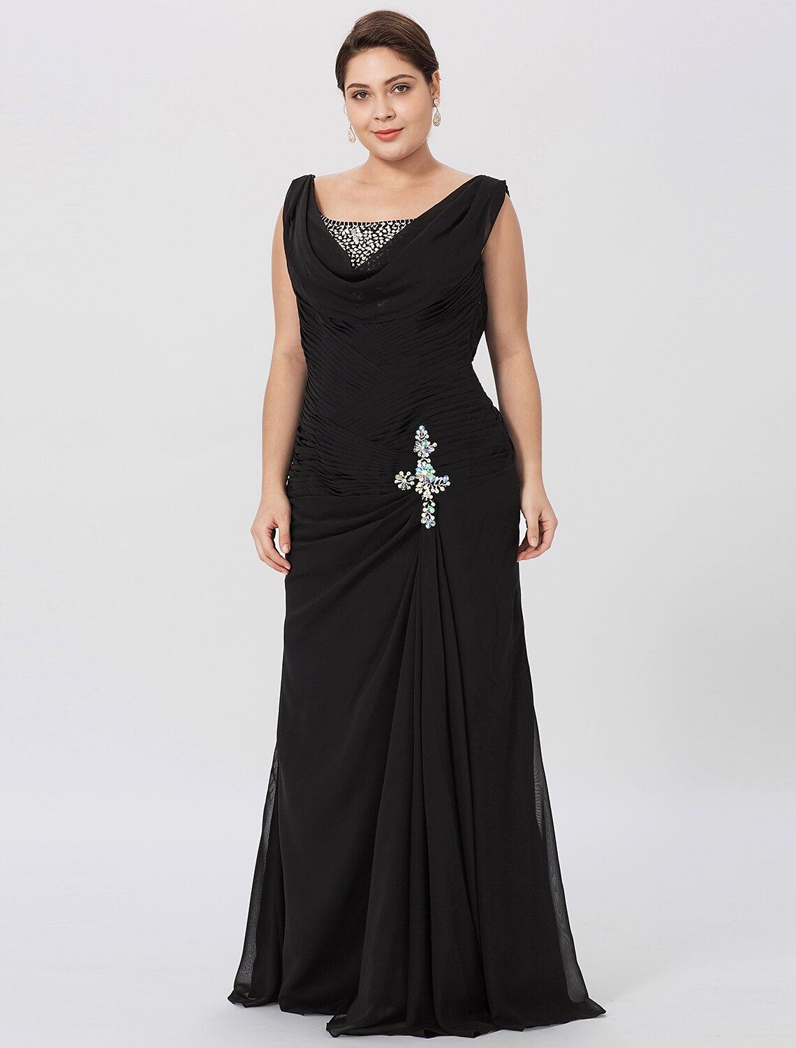 Vestido de madre de la novia con corte tubo/columna, clásico y atemporal, elegante y lujoso, talla grande, cuello vuelto, largo hasta el suelo, gasa, sin mangas, con cuentas entrecruzadas.