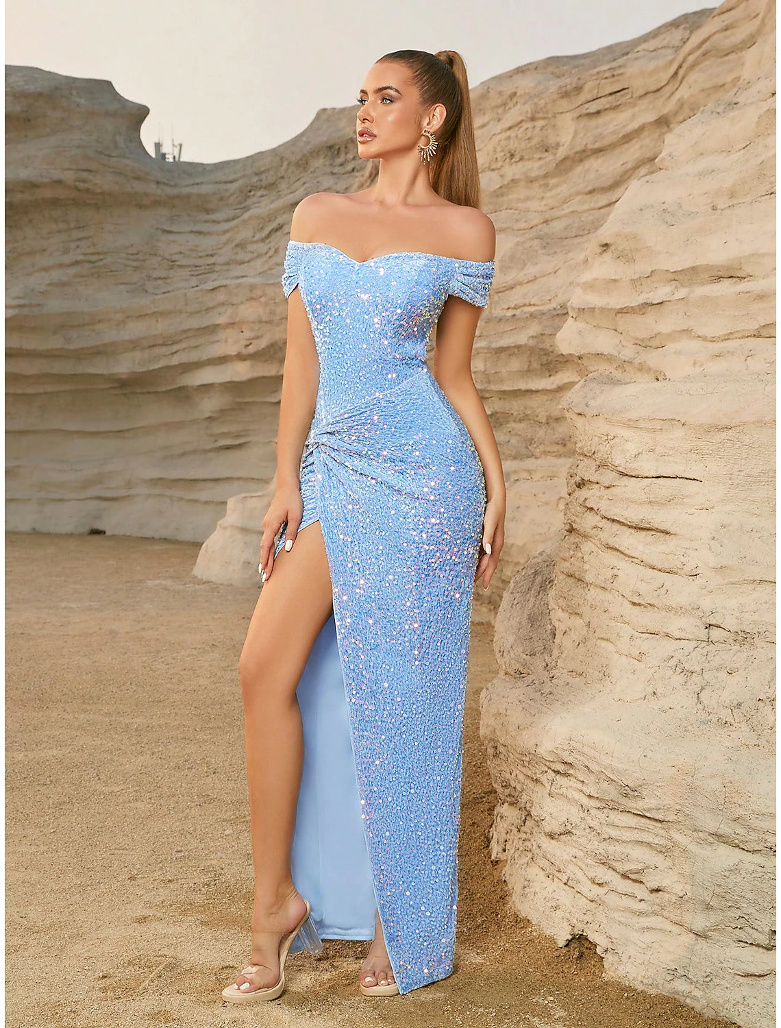 Vestidos de fiesta de tubo/columna en color azul bebé Vestido brillante y resplandeciente Vestido de fiesta Largo hasta el suelo Manga corta Hombros descubiertos Con lentejuelas y brillo Abertura fruncida Otoño