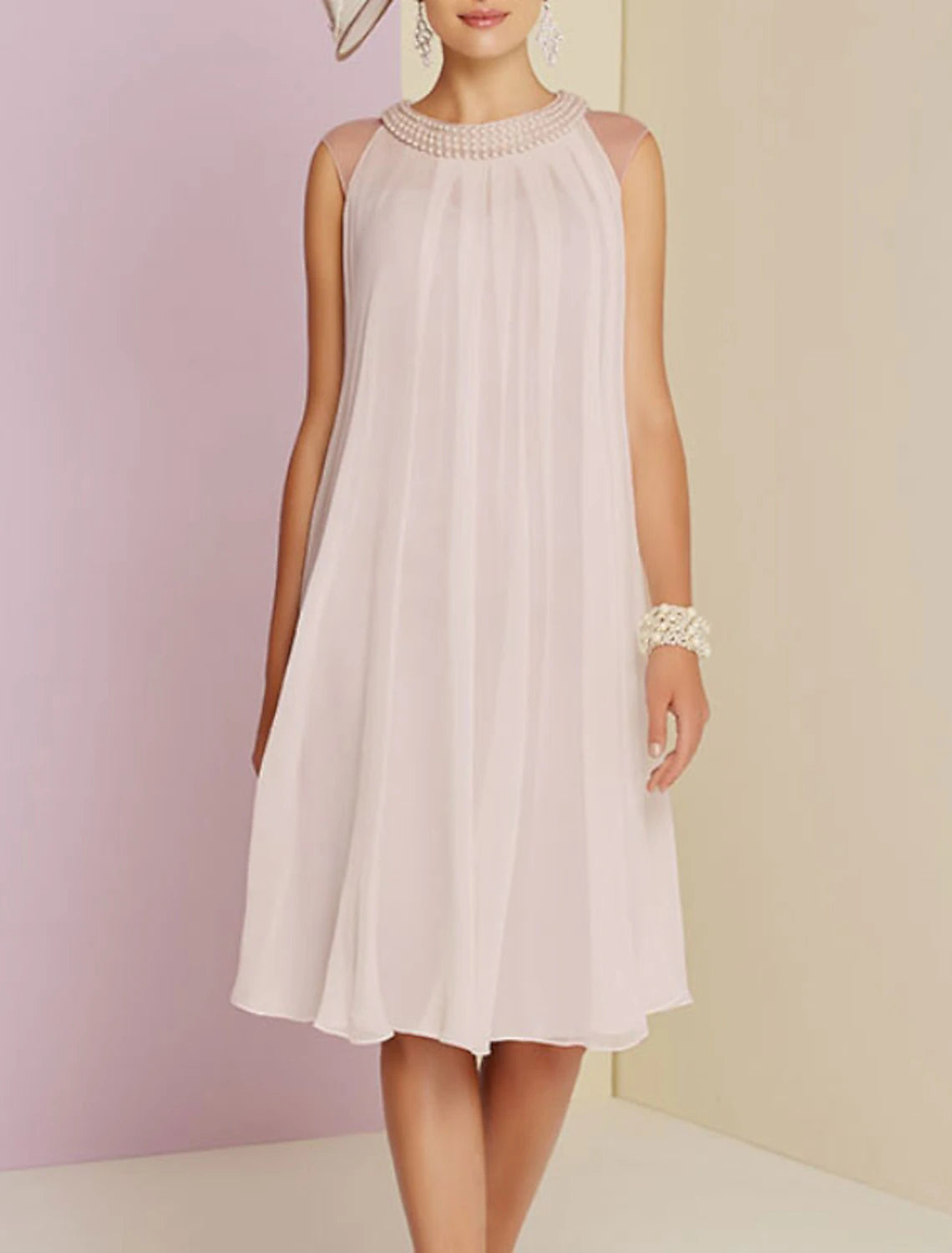 Etuikleid/Säulenkleid für die Brautmutter, Hochzeitsgast, elegant, Rundhalsausschnitt, knielang, Chiffon, ärmellos, mit Falten, Perlenstickerei