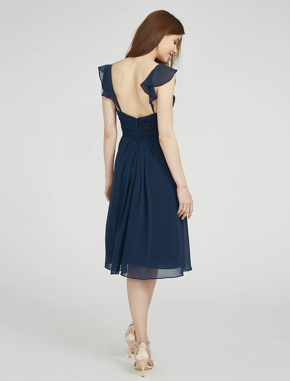 Vestido de dama de honor con corte tubo/columna, tirantes, sin mangas, hermoso escote en la espalda, largo hasta la rodilla, de gasa con fruncido cruzado.