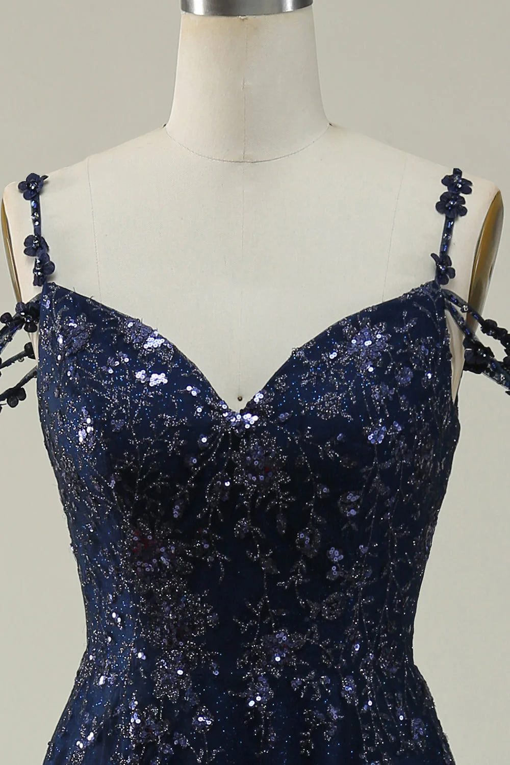 Vestido de fiesta largo azul marino con hombros descubiertos y corte en A