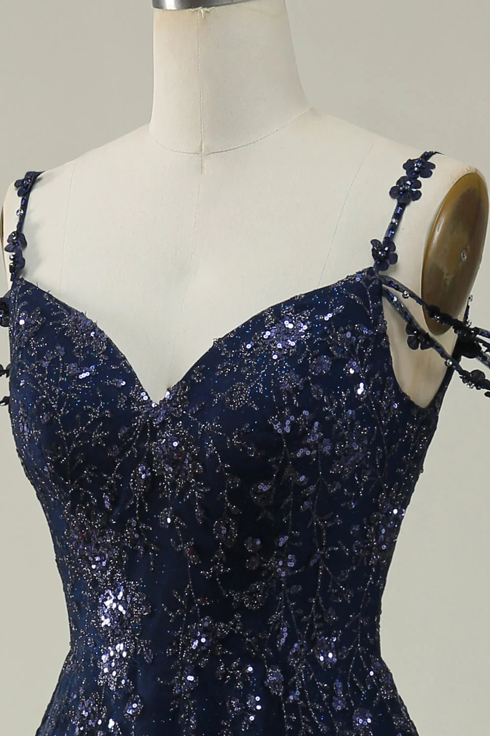 Vestido de fiesta largo azul marino con hombros descubiertos y corte en A