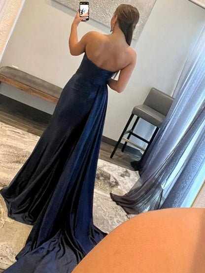 Vestido de fiesta de satén sin tirantes de sirena con abertura