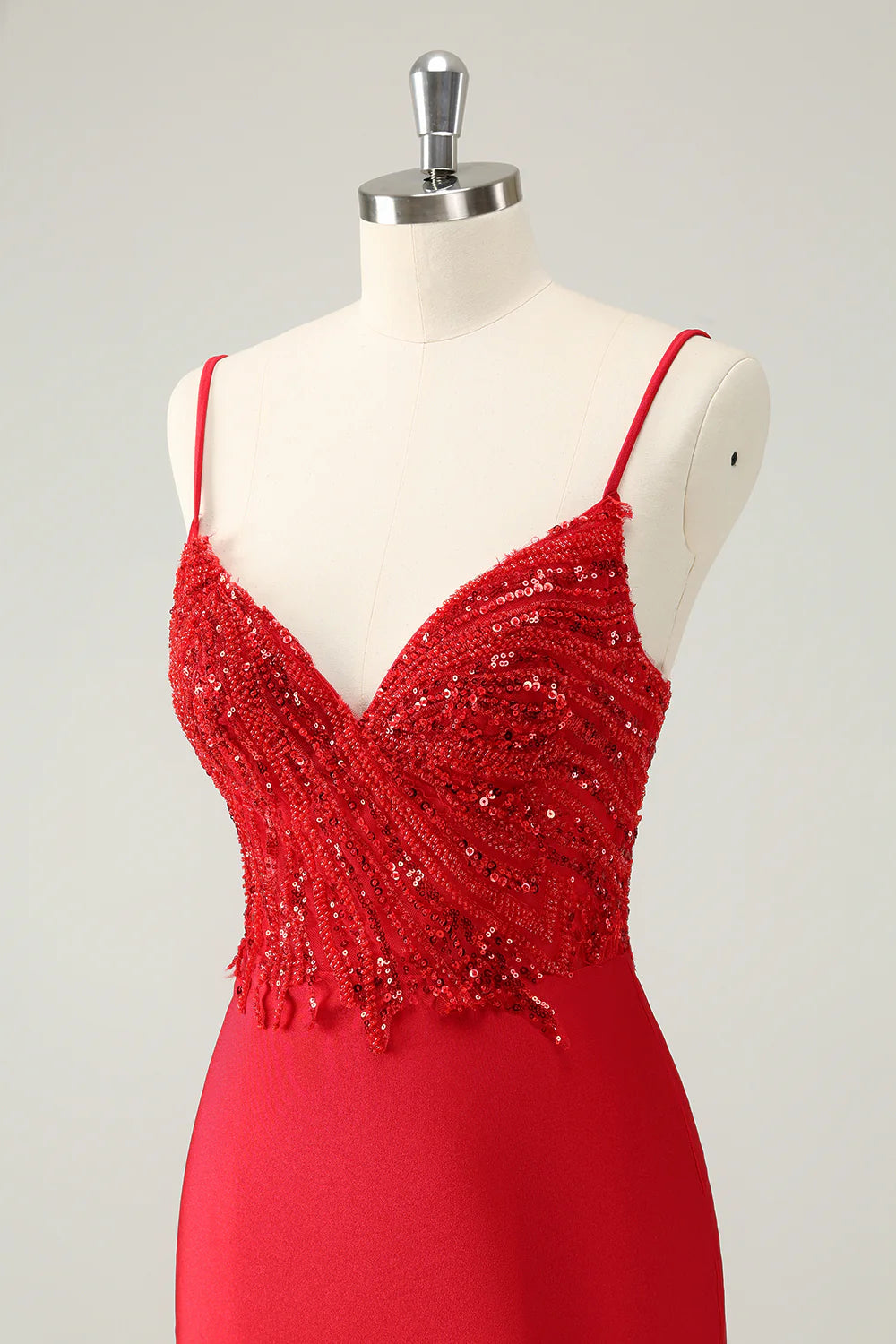 Vestido de fiesta ajustado con tirantes finos y lentejuelas brillantes