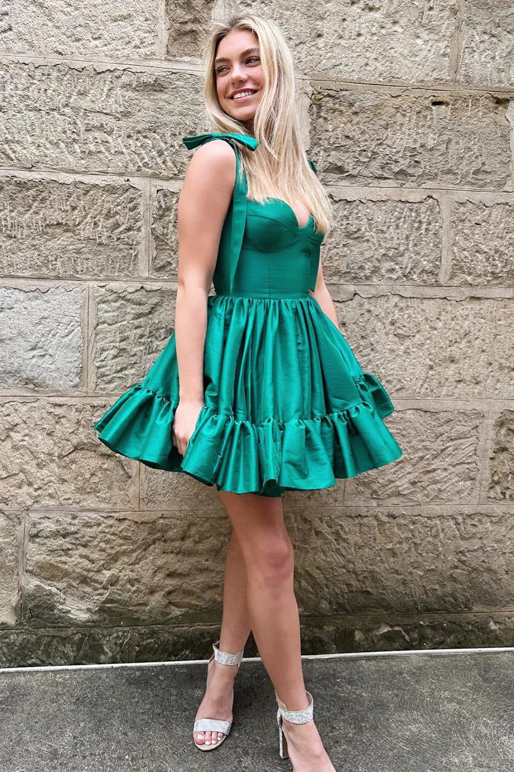 Vestido corto de princesa con tirantes finos, espalda con cremallera y corte en A para fiesta de bienvenida