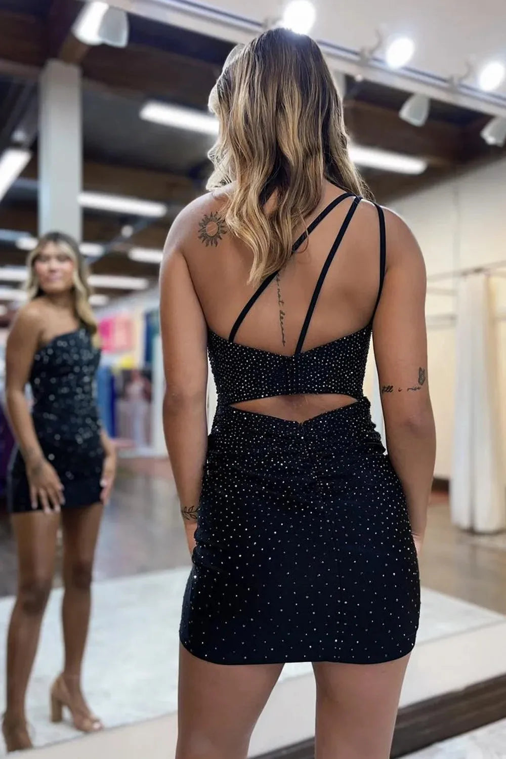 Vestido de fiesta corto con un solo hombro y cuentas