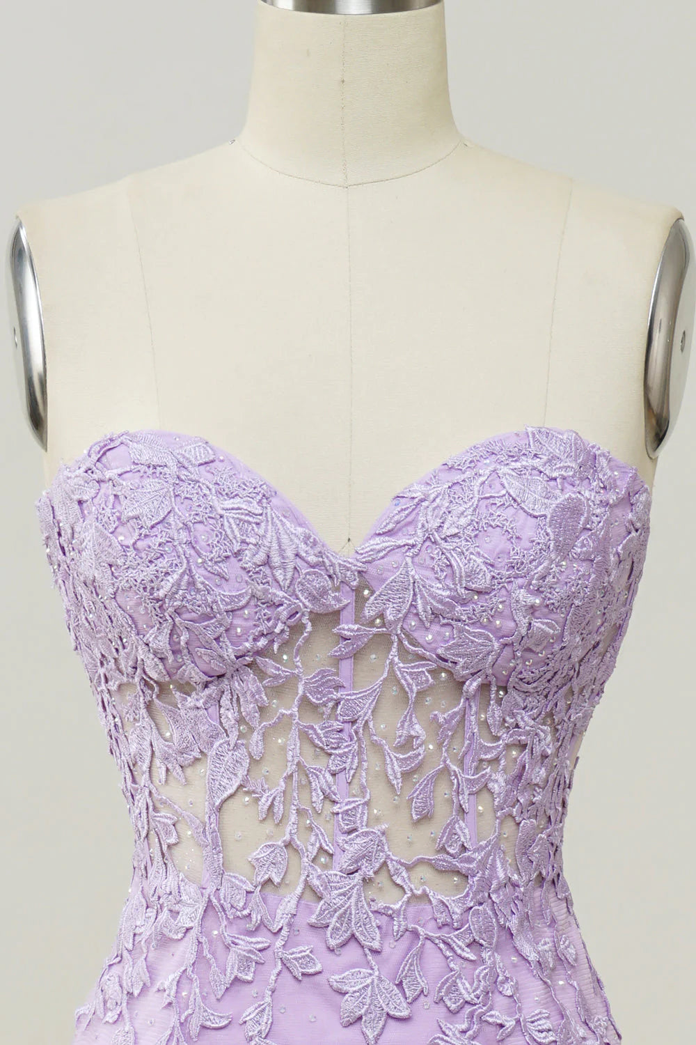 Vestido de fiesta morado de sirena con escote corazón y apliques