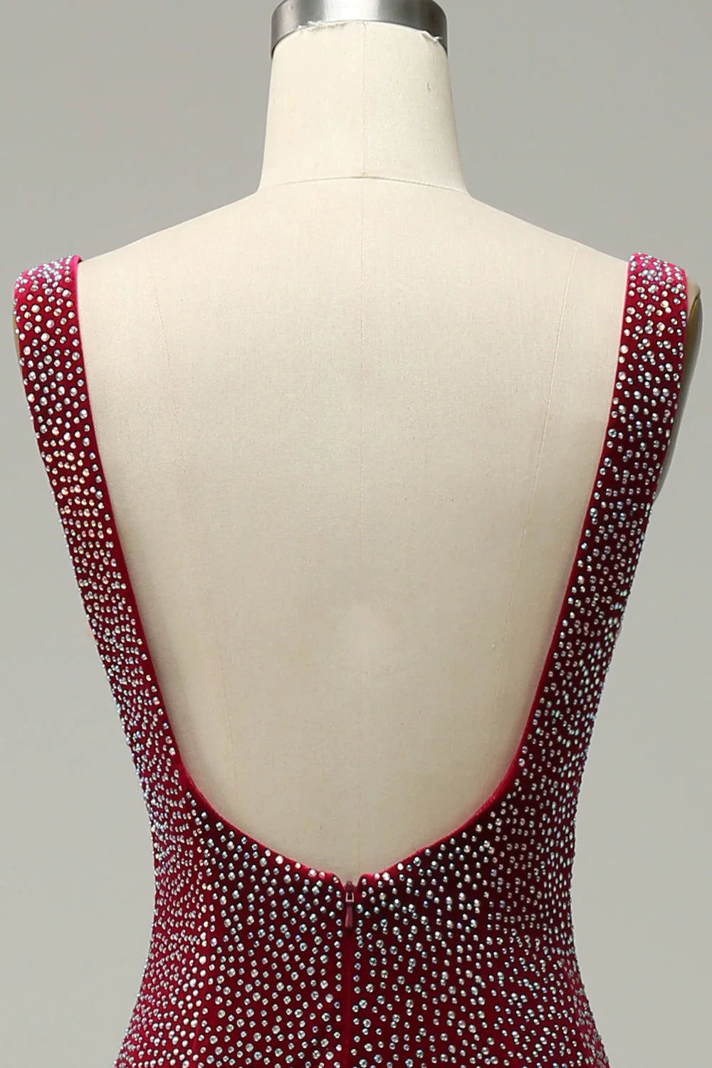 Vestido de fiesta largo color burdeos con escote en V profundo y sirena con cuentas