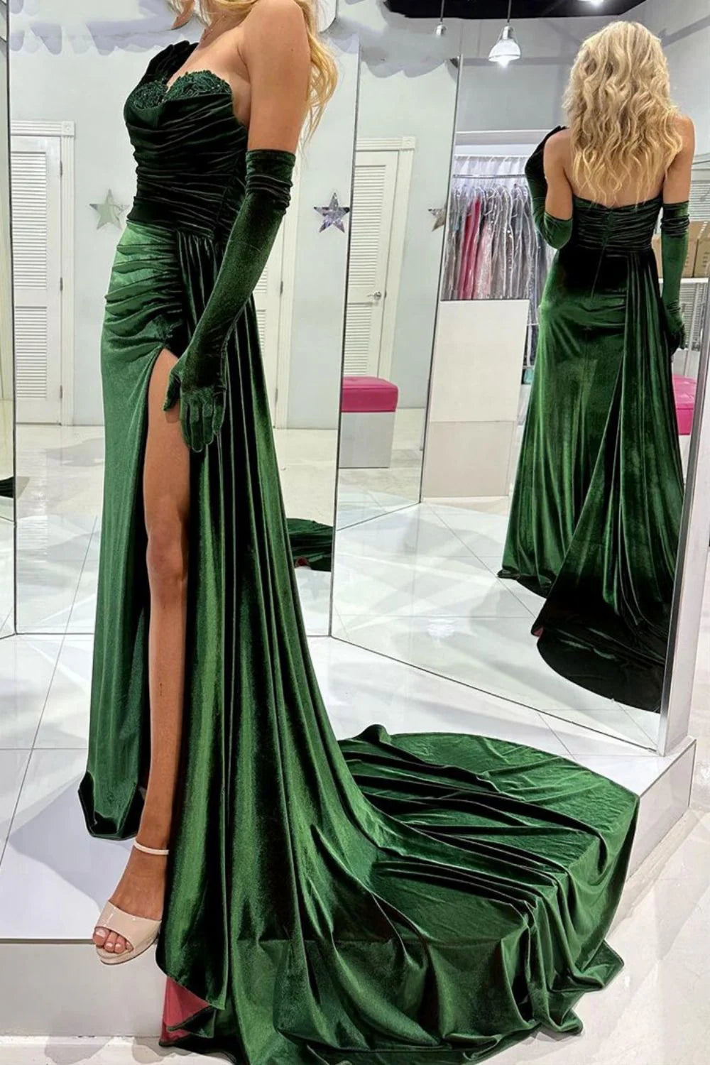 Vestido de fiesta de terciopelo con escote corazón y corte sirena con abertura frontal
