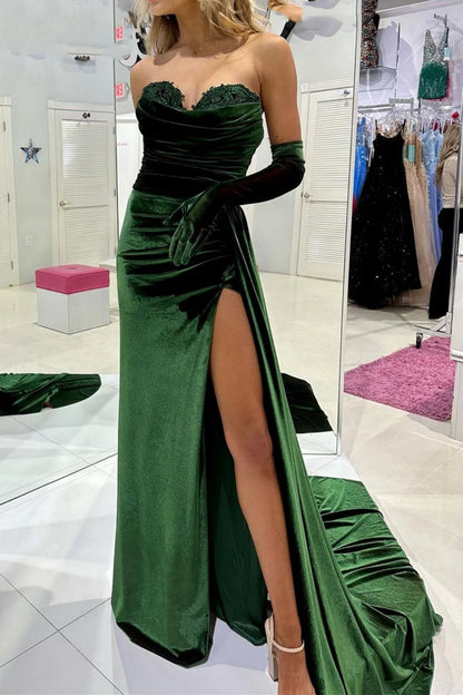 Vestido de fiesta de terciopelo con escote corazón y corte sirena con abertura frontal