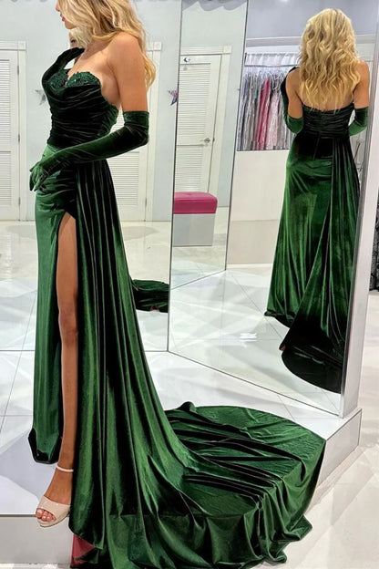 Vestido de fiesta de terciopelo con escote corazón y corte sirena con abertura frontal