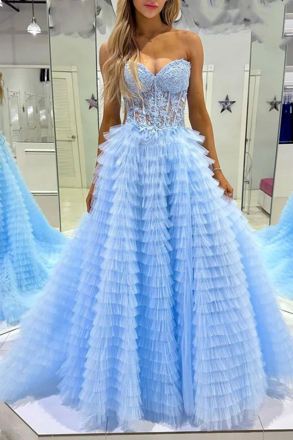 Vestido de fiesta con corsé en línea A y volantes con apliques