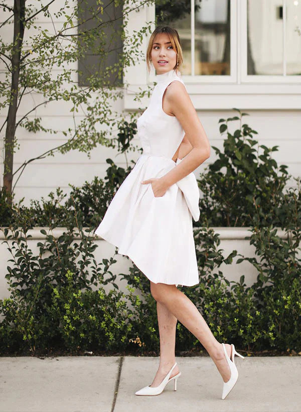 Vestidos de novia de satén sin mangas con escote halter y lazo