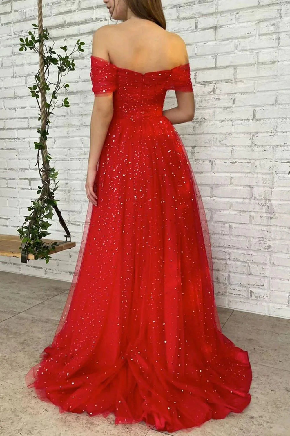 Encantador vestido de fiesta largo rojo con hombros descubiertos y corte en A
