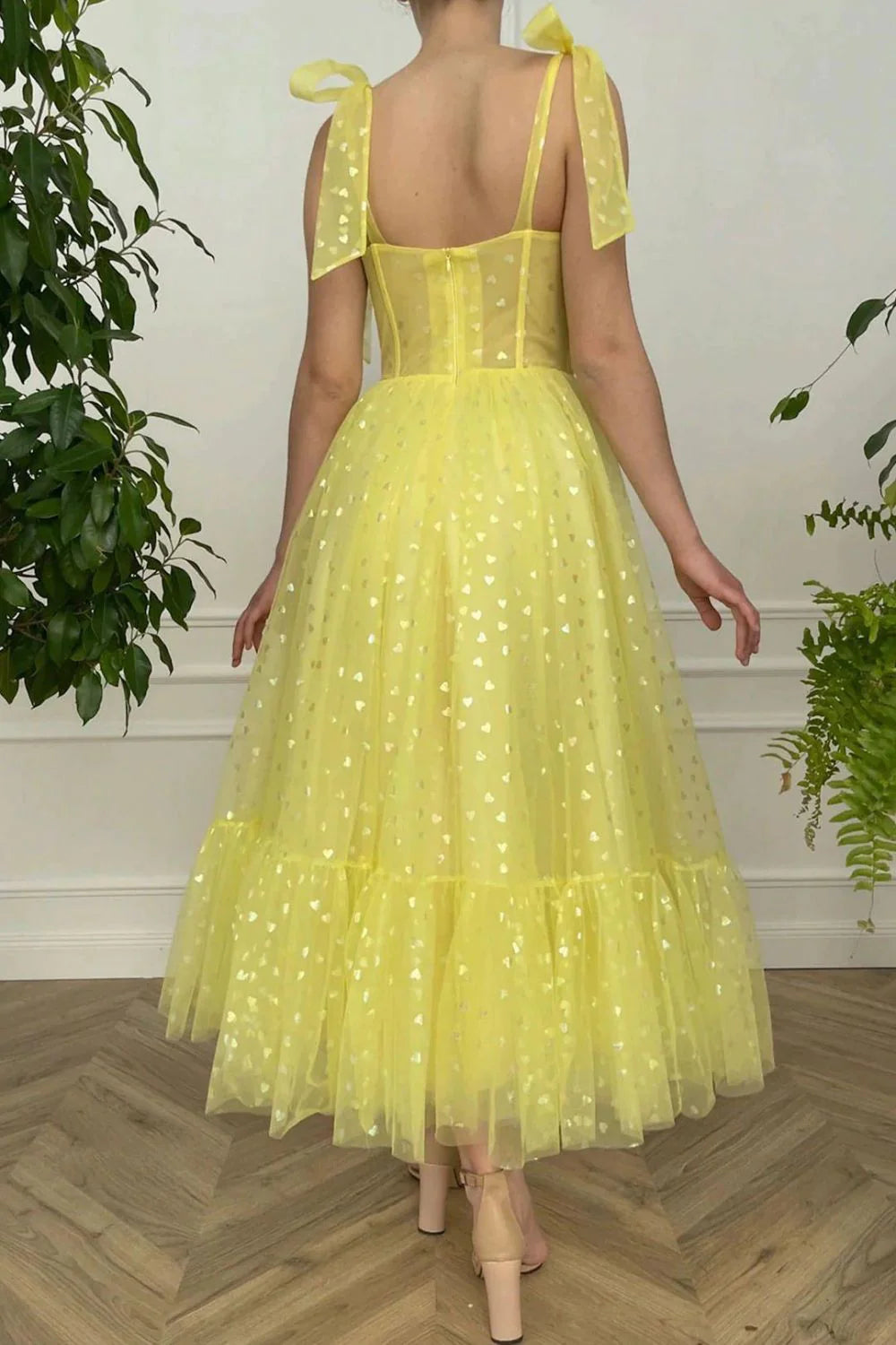 Lindo vestido amarillo de fiesta con escote en forma de A y escote en forma de corazón para regreso a casa