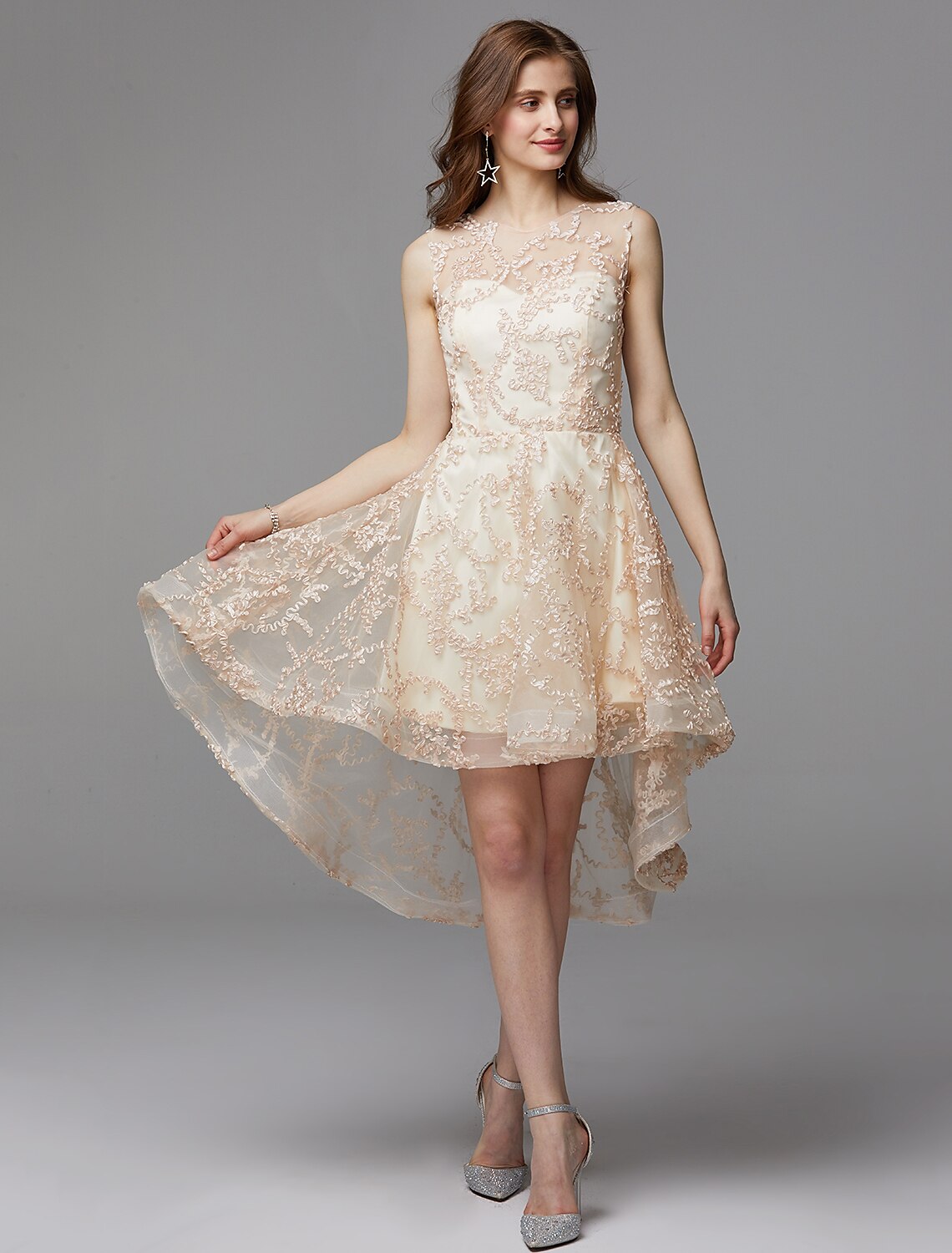 Vestido de novia corte A asimétrico sin mangas con escote ilusión de tul y apliques