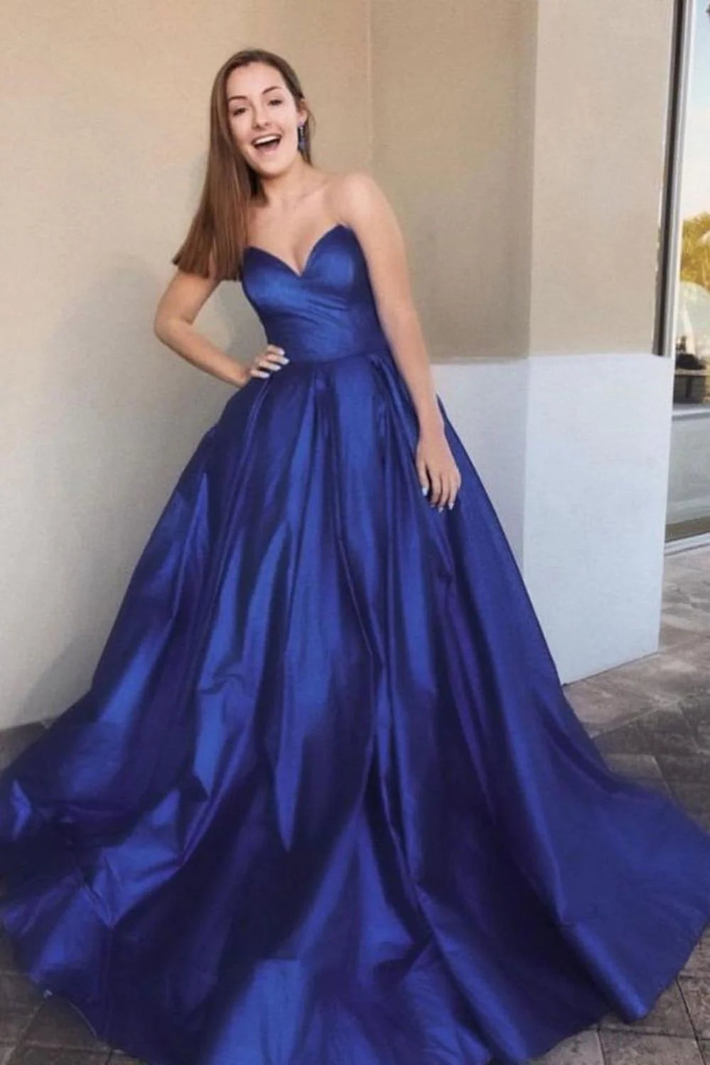 Vestido de fiesta largo azul marino con escote corazón y corte princesa