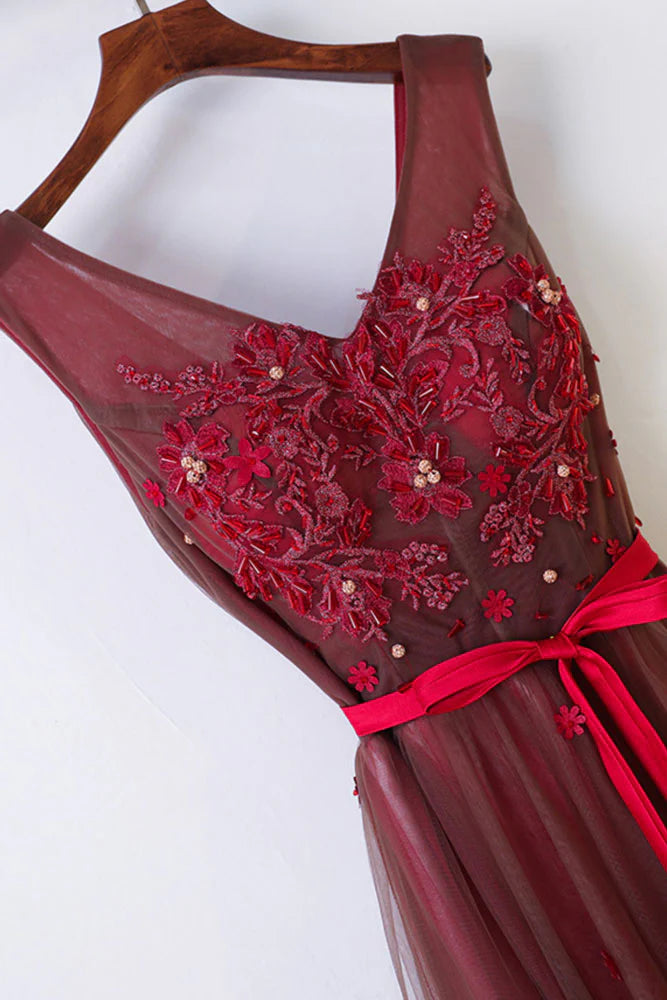 Vestido de fiesta largo de tul con encaje y escote en V