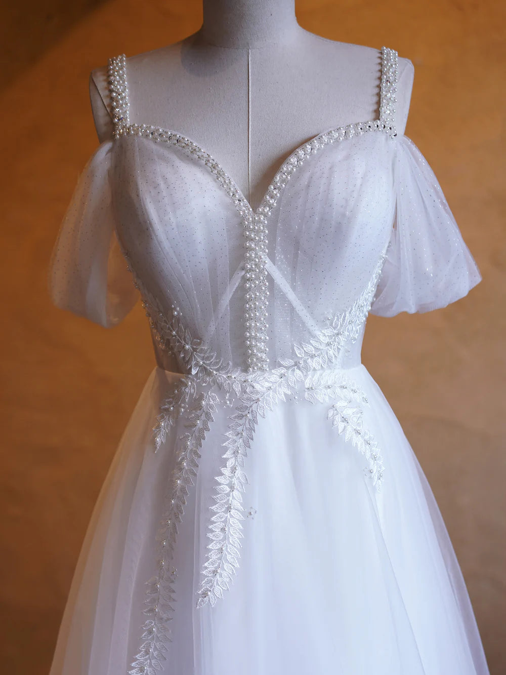 Vestidos de fiesta con escote en V, línea A y largos hasta el suelo con adornos