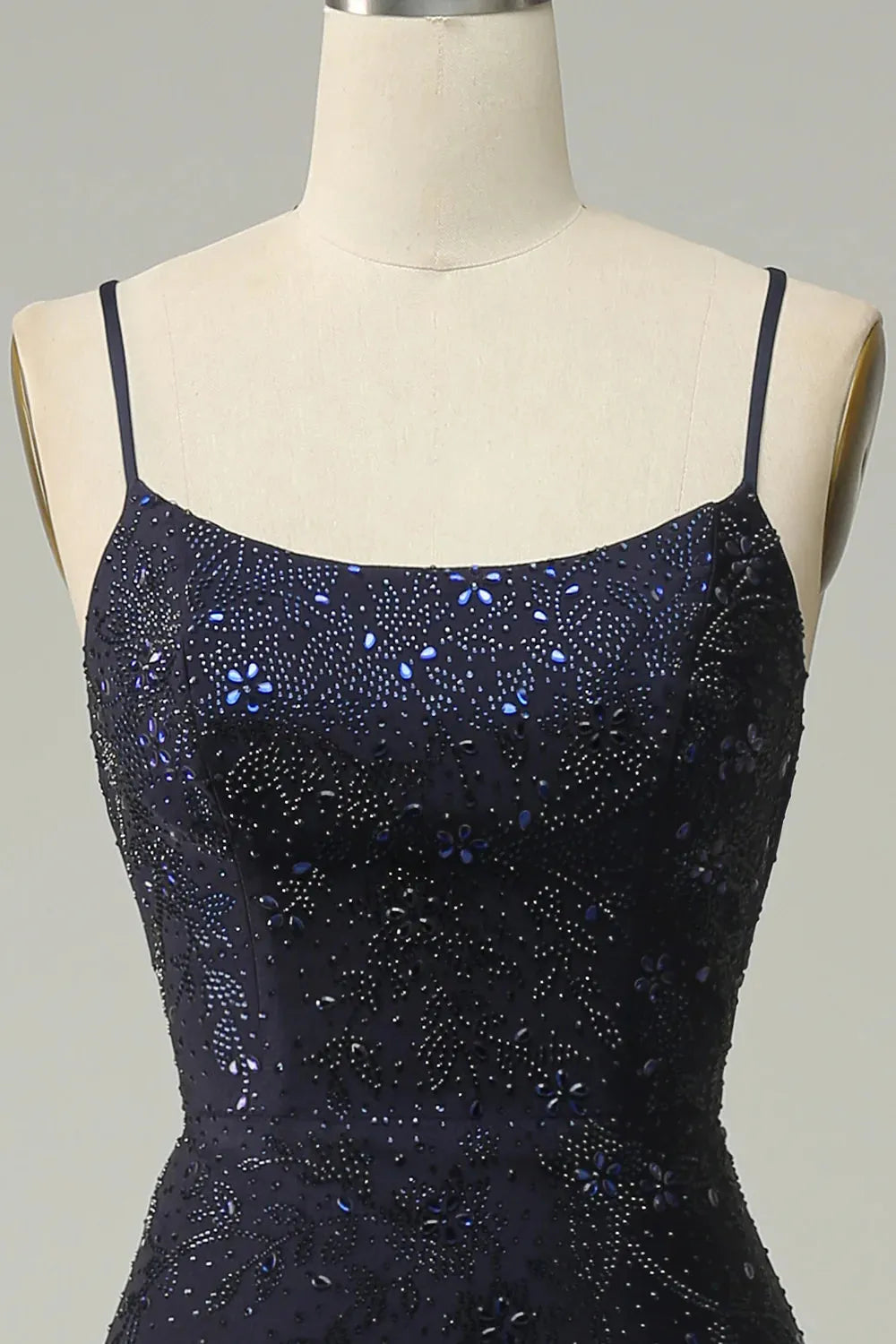 Vestido de fiesta de sirena con tirantes finos, cuentas y abertura