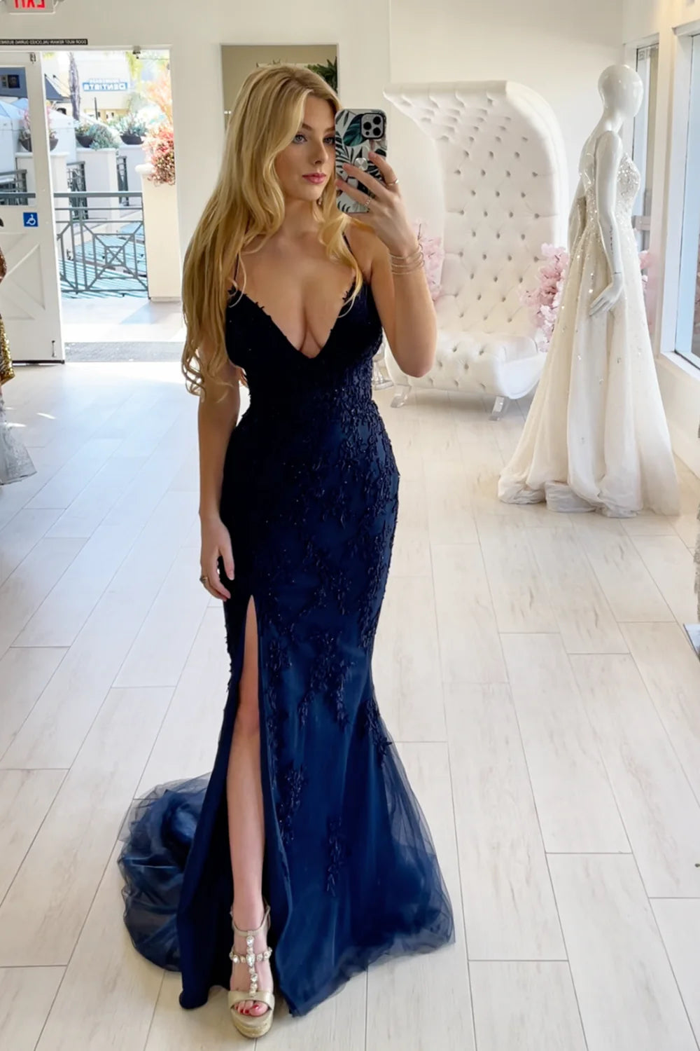 Vestido de fiesta largo negro con escote en V y abertura frontal de sirena