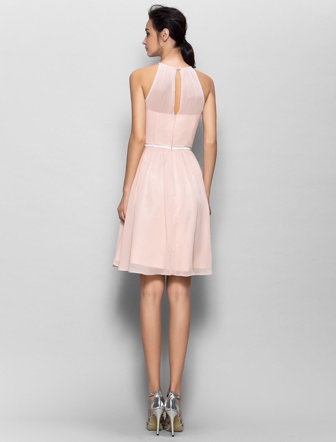 Muestra de producto: Vestido de dama de honor de gasa con escote joya, largo hasta la rodilla, corte A/baile, con faja/cinta/plisado.