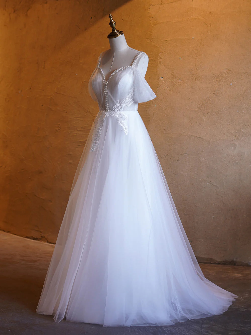 Vestidos de fiesta con escote en V, línea A y largos hasta el suelo con adornos