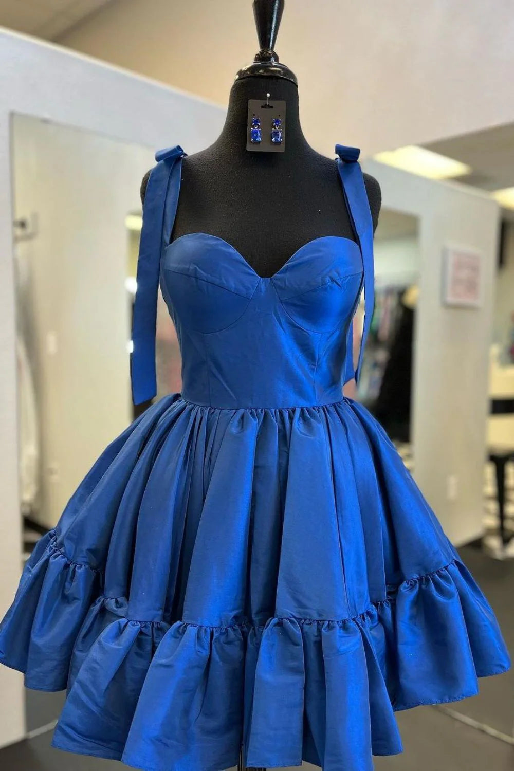 Vestido corto de princesa con tirantes finos, espalda con cremallera y corte en A para fiesta de bienvenida