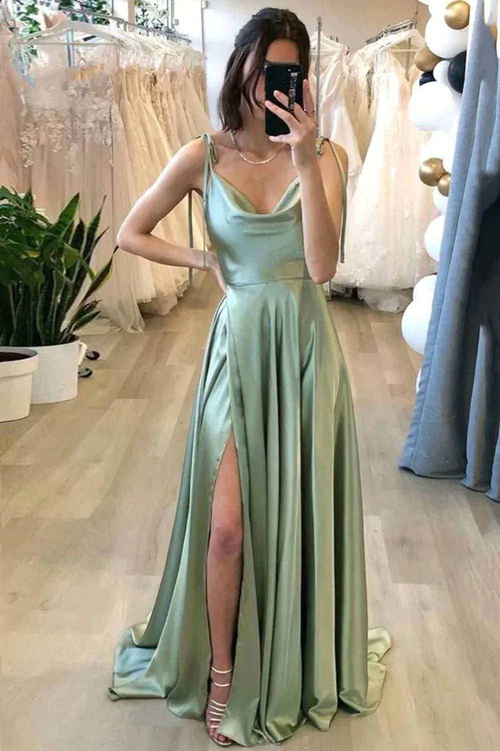 Vestido de fiesta largo verde claro con tirantes finos, corte A y corte en A