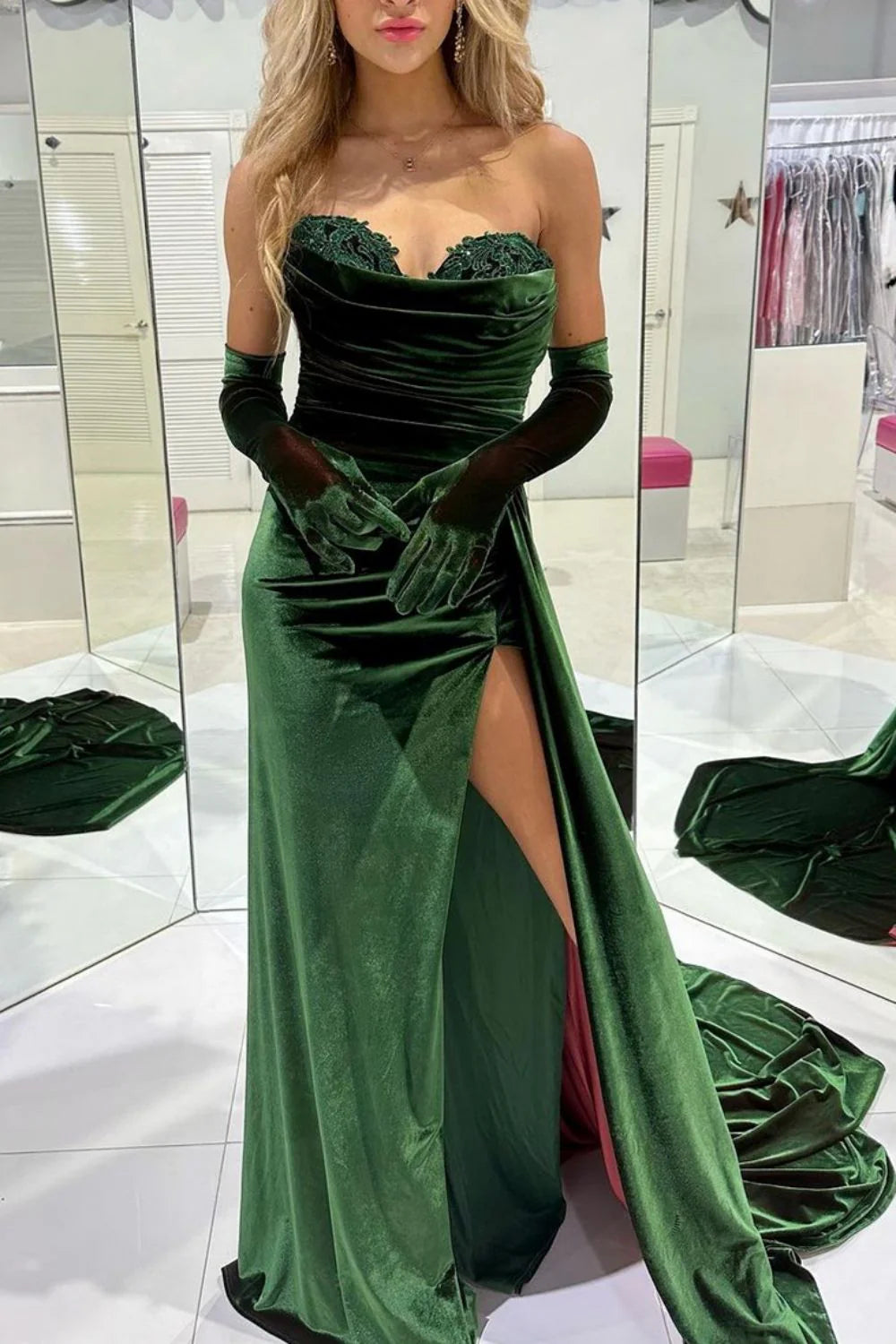 Vestido de fiesta de terciopelo con escote corazón y corte sirena con abertura frontal