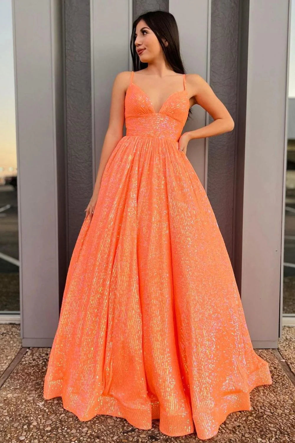 Hermoso vestido de fiesta largo con lentejuelas naranjas y tirantes finos en forma de A
