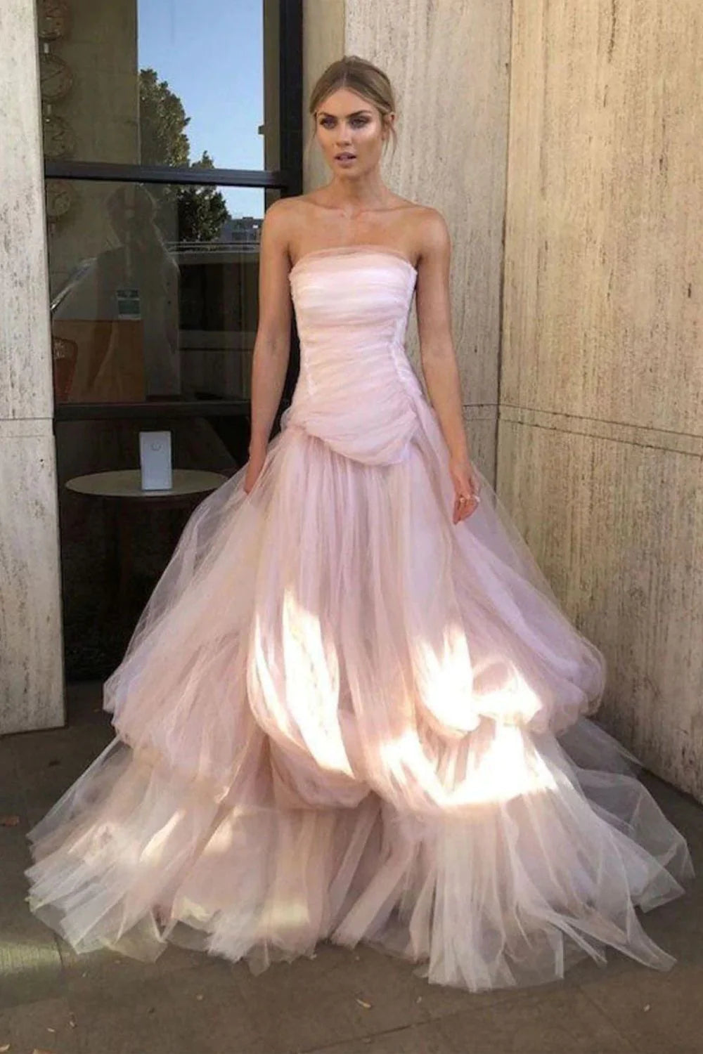 Encantador vestido de fiesta largo rosa sin tirantes, corte A y con volantes