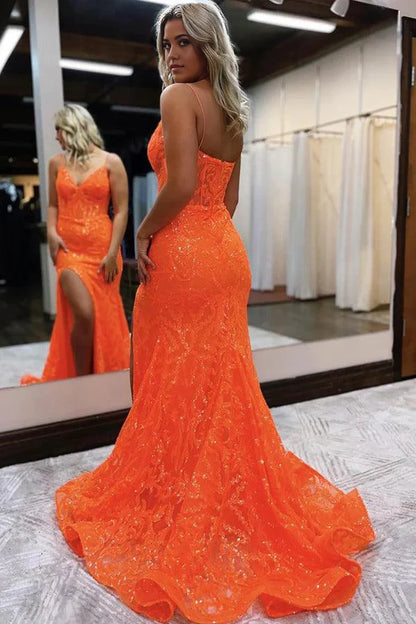 Vestido de noche naranja con abertura y escote en V y sirena con purpurina