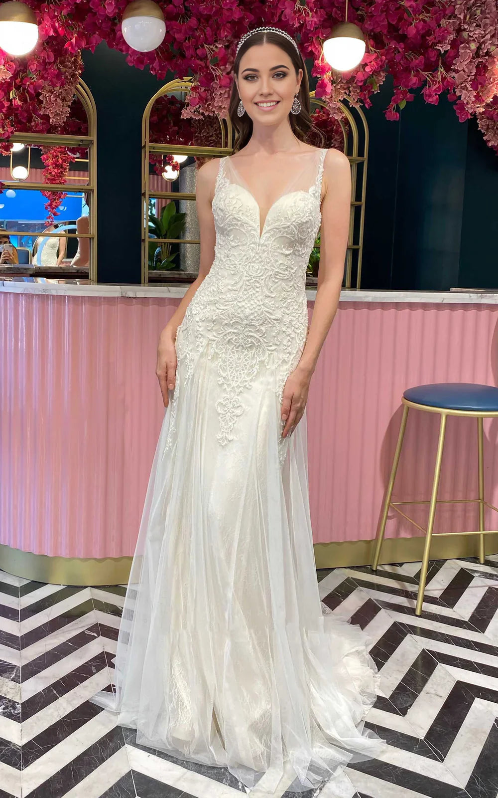 Mermaid Lace Tulle V-neck Sleeveless Wedding Dress With Appliques and Pleats