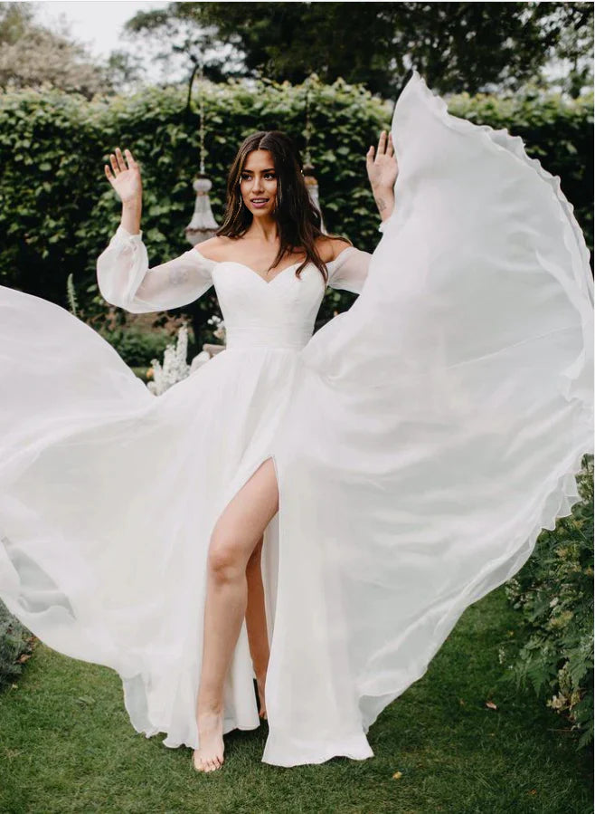 Vestidos de novia de gasa con mangas largas, corte A y hombros descubiertos con abertura