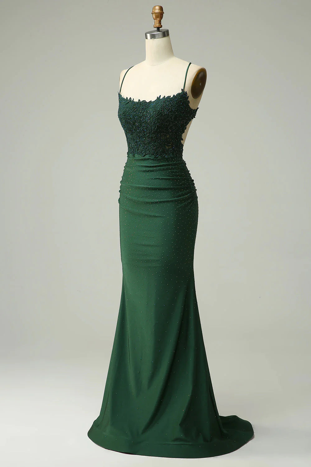 Vestido de fiesta largo verde oscuro con cuello halter y apliques de cuentas de sirena