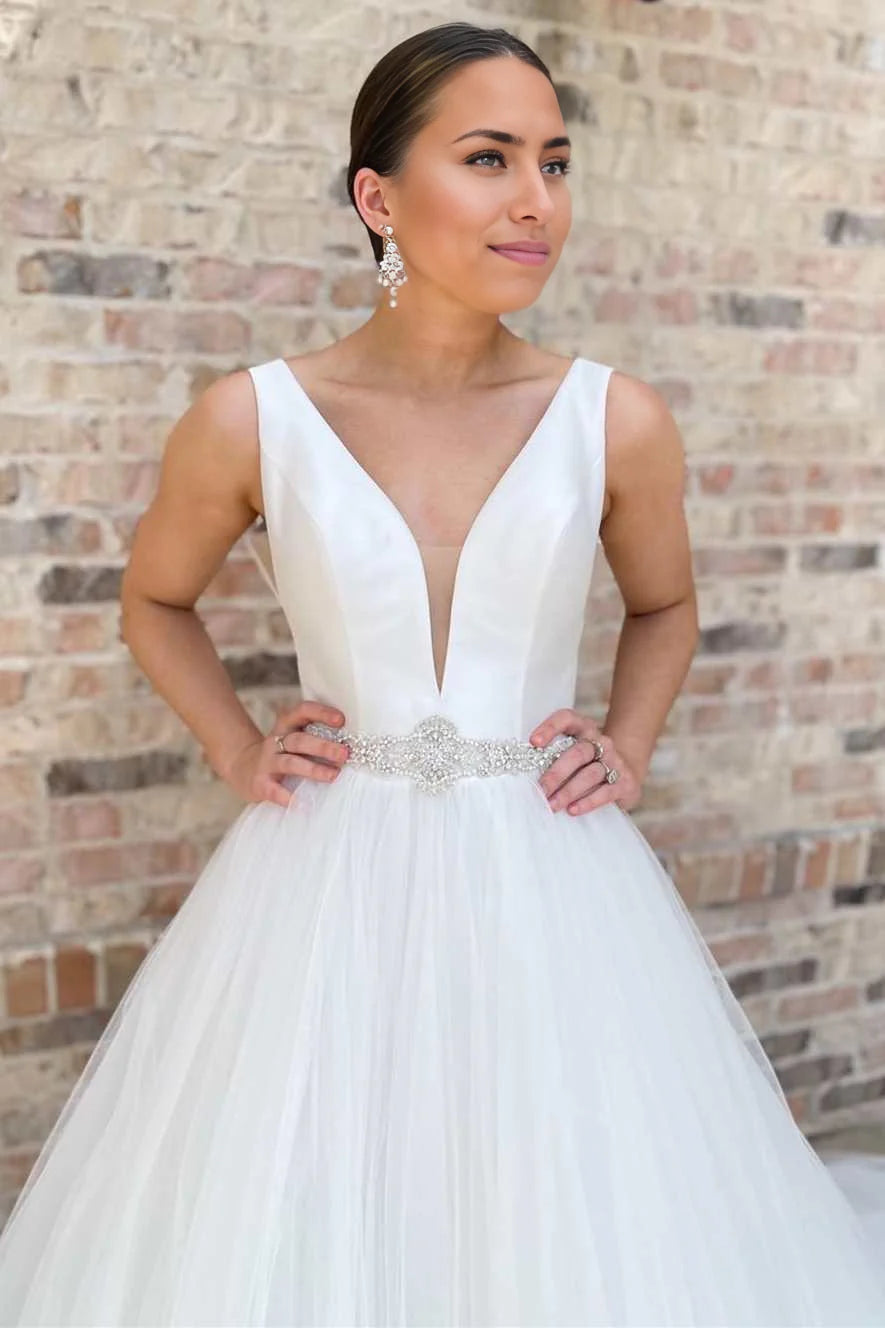 Langes Brautkleid in A-Linie mit V-Ausschnitt und Schärpen